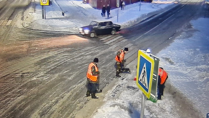В Юже ведутся работы по устранению последствий снегопада. В Юже ведутся работы по устранению последствий снегопада.